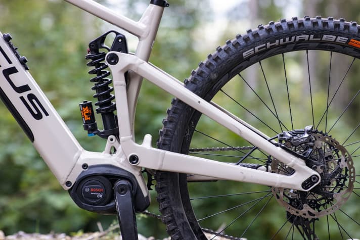   Immer noch der Maßstab in Sachen Dosierbarkeit und Fahrrad-Feeling: der Bosch Performance CX am Focus. Er bietet mit seinem 625-Wattstunden-Akku auch mehr Reichhöhe als der Shimano EP8 am Propain mit nur 504 Wattstunden.