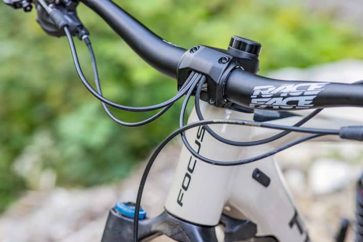   Visually unusual, but neat and tidy: shift and brake lines disappear into the specially designed stem on the Focus.