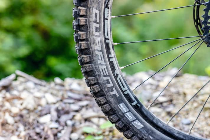   Funktionell top, leidet aber an Übergewicht: der Schwalbe Eddy Current am Propain Ekano. Umso bemerkenswerter, dass das Gesamtgewicht des Propain auf dem Niveau eines All-Mountain-Bikes liegt.