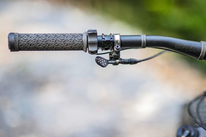   Ergonomisch und leichtgängig: Der Remote-Schalter der Bikeyoke-Vario-Stütze am Propain sitzt am richtigen Platz. Die Stütze bietet allerdings nur 150 Millimeter Hub. Da kann Focus (170 Millimeter) mehr.