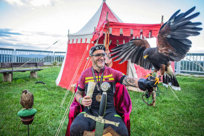 Alles Fake: Reporter Lesewitz fuhr den Marathon-Klassiker Grand Raid. Doch das einzig Echte daran war der Greifvogel bei der Siegerehrung.