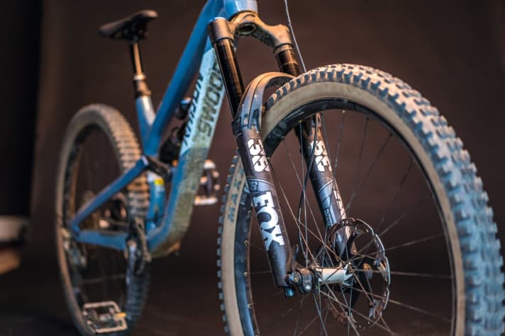  Eye-catcher: Swoop | The 38 mm Performance Fox was a little firm. Only when we lowered the air pressure significantly and removed the compression completely did it develop the necessary comfort.