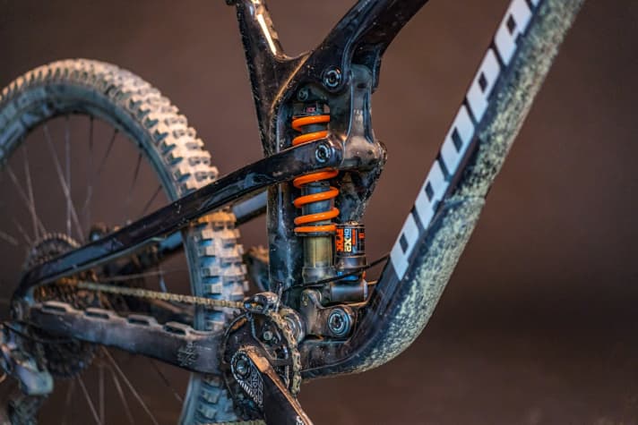   Eye-catcher: Spindrift | Thanks to the online configurator, you can decide for yourself whether you want an air shock or steel spring shock. We really liked the Fox DHX2 shock, as it kept its cool even at high speeds. For uphill riding, the rear can be efficiently calmed down using a switch. The rebound can only be adjusted fiddly.