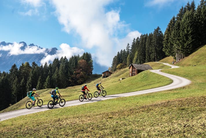   An wunderschönen Maiensässen vorbei geht es zum Alpengasthof Rellseck.
