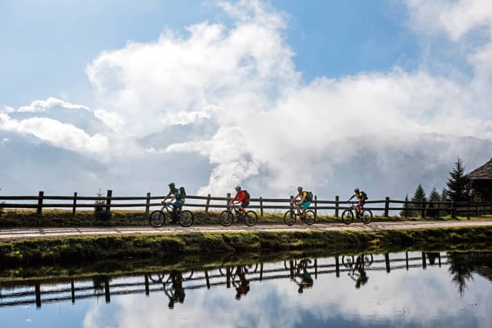   Am Fritzensee geht es entspannt retour von der Itonskopf-Tour. Im Hintergrund die Gipfel von Sulzfluh, Drei Türme und Golm. 