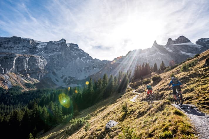   The rugged peaks and spires of Sulzfluh and Drei Türme dominate the tour to Lindauer Hütte. Thanks to the e-bike, we can enjoy the landscape.