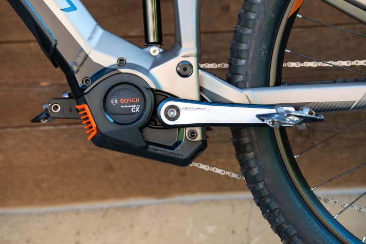   The new Bosch Performance drive offers a lot of power with a lower weight and more compact dimensions. The response behaviour has also been significantly improved, but it is not as quiet as some competitor drives. Our model also rattled a little on the descents - probably a pre-production problem.