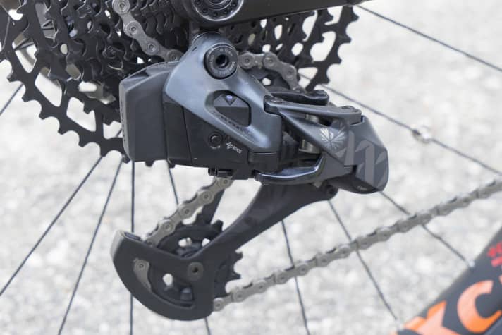   Beim Topmodell Sonic fließt Strom nicht nur durch den Antrieb. Sowohl bei der Schaltung, als auch bei der Teleskopstütze setzt KTM auf die elektronischen AXS-Komponenten von Sram.