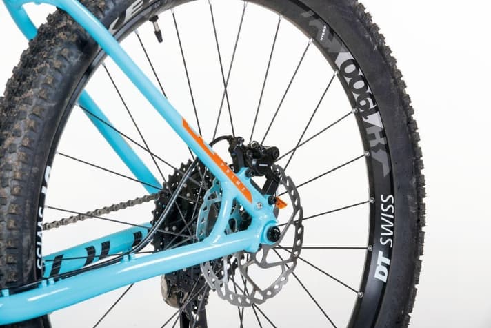   Bei der Ausstattung haben die Hersteller unterschiedliche Prioritäten. Mondraker legt zum Beispiel Wert auf die Laufräder. Hier gibt es hochwertige Systemlaufräder von DT Swiss. Die Hybrid-Modelle sind speziell verstärkt für den harten Einsatz am E-MTB.