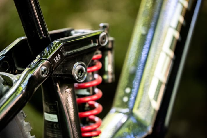   The maximum rear suspension travel is 135 millimetres, the steel spring damper in the two more expensive models skilfully manages the stroke.