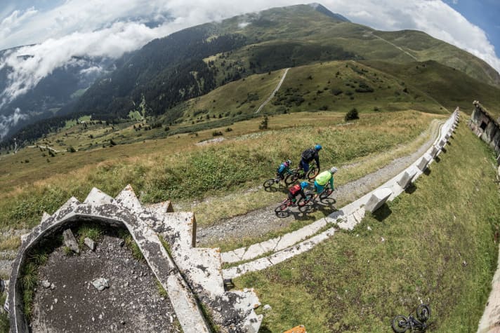 Brenner-Grenzkammstraße: Vom Sattelberg zieht sich die alte Militärstraße im sanften Auf und Ab zehn Kilometer bis zum Sandjoch.