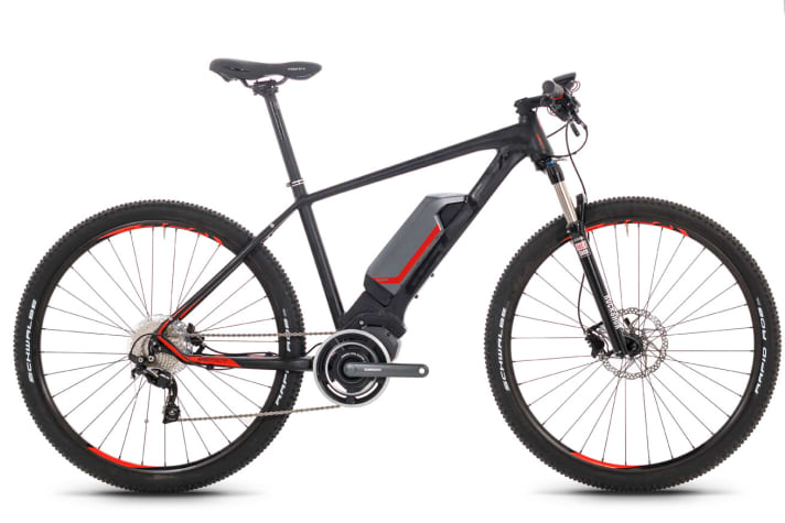   Mit deutlicher Sattelüberhöhung will das Superior sportliche Kunden ansprechen. Die Gänge des 29-Zoll-Bikes sortiert ein Shimano SlX/Deore-Mix, die gruppenlosen Shimano-Bremsen sind zwar hydraulisch aber eher einfach.