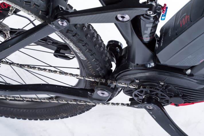   Exemplary: Large, broadly supported bearings are a good idea on E-MTBs to increase longevity. Moustache even manages the shortest chainstay length of all Bosch bikes by skilfully positioning the bearings. The French also protect the shock well from dirt bombardment from the rear wheel.