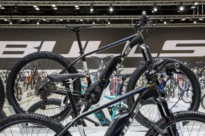   The Black Adder Team E SL+ is the first carbon e-bike from Bulls. Weight: around 18 kilos.