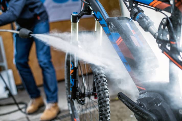 Never, never, never: Whether it's an e-bike or a mountain bike without a motor, the steam cleaner does more damage than good - above all, it can severely damage the electrical system.