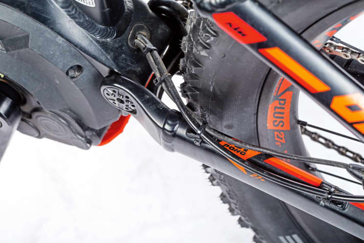   Pannenträchtig: Die Menge der Kabel und Züge nimmt mit den E-Antrieben deutlich zu und schafft neue Herausforderungen. Am Cockpit stechen die Kabel zwar besonders störend ins Auge. Das größte Defektrisiko liegt jedoch in der Nähe des Reifens. Wie hier am KTM.