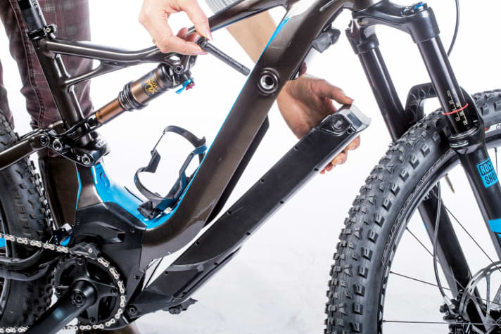   Flexibel: Während die Akkus der meisten Brose-Bikes fix im Unterrohr sitzen, hat Specialized einen herausnehmbaren Akku konstruiert. Ein Vorteil. Der Akku lässt sich so zum Laden entfernen, und wer will, kann einen zweiten Akku mit auf Tour nehmen.