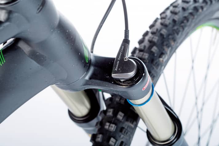   Centurion : Für manchen Rennfahrer ist das Gabel Lockout ein wichtiges Feature. Am E-Mountainbike macht es kaum Sinn, die Funktion des Fahrwerks zu deaktivieren. Außerdem: Auch ohne Lockout hängen schon genug Kabel am Lenker. 