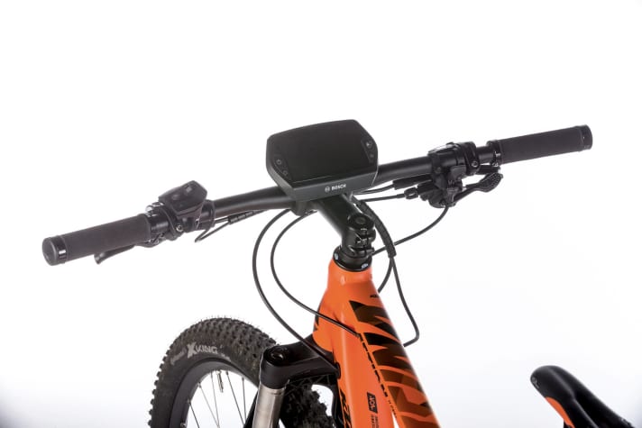   Fernseher am Bike: Das Nyon-Display am KTM bietet neben den klassischen Anzeigen ein umfangreiches Navigationspaket und lässt Einstellungen am Antrieb zu. Kommt es zum Sturz, sind die großen Displays jedoch sehr gefährdet. 