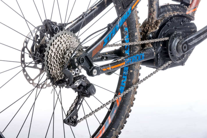   The selected gear ratio and the Bosch CX drive are perfectly suited to the character of the Stevens E-Pordoi. 15 teeth on the motor in combination with eleven gears on the rear wheel offer a good range. The sprocket of the smallest gear on the rear wheel has 40 teeth, a sensible configuration on steep climbs.