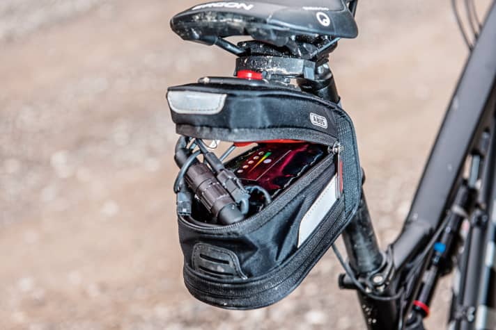   The battery is stowed in a discreet saddle bag and has a visual indicator for the charge status. Unfortunately, the saddle bag rattles on descents and lacks an additional strap.