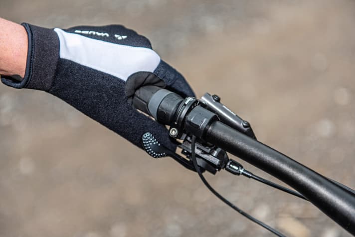   Angenehm unauffällig – der Knopf zum Einschalten des Antriebs.