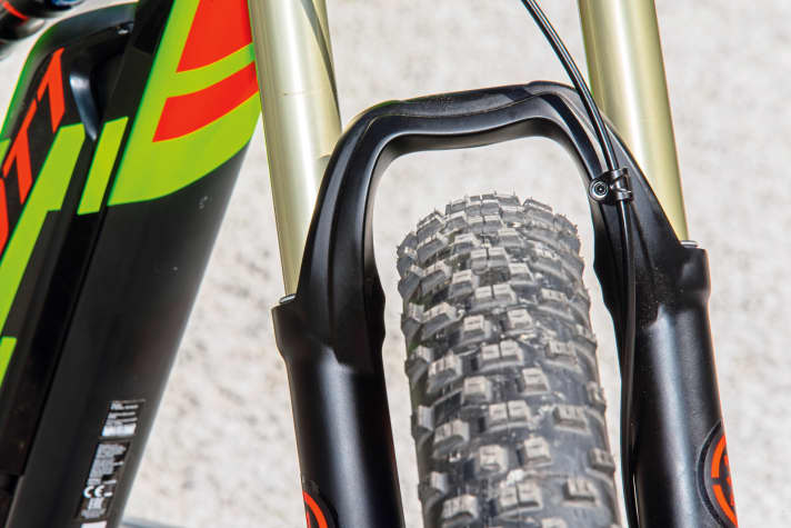   B+ The new tyre size seems to be levelling out at 2.8 inches, offering the best compromise between performance and safety. Here is the Schwalbe Nobby Nick 27.5 x 2.8. A great companion on tour.