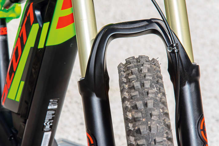   Normal Neben dem Plus-Format wirkt sogar ein 2.4er-Enduro-Reifen schmächtig. Breiter heißt beim E-MTB: mehr Fahrspaß, Sicherheit und Komfort. Die Einbußen bei der Reichweite sind geringer als vermutet.