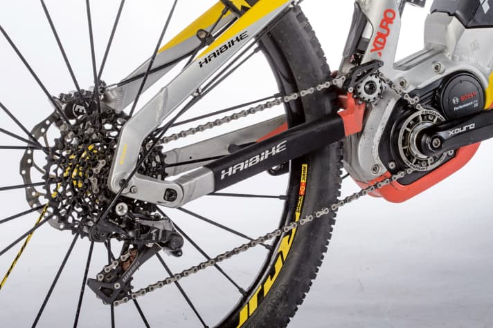 Unkonventionell: Um die Kettenstreben kürzer zu gestalten, bedient sich Haibike dieses Tricks: Der Drehpunkt wandert über den Motor. Die Kette lenkt man kurzerhand um und vermeidet dadurch störende Antriebseinflüsse. Nachteil: Die Umlenkrolle macht Geräusche. | e.