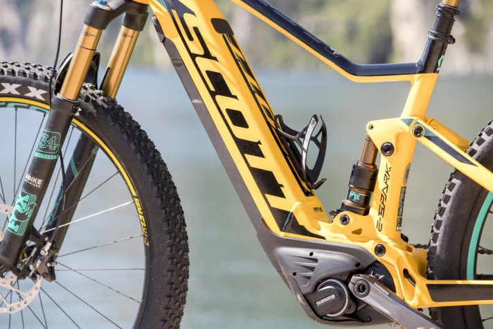 The battery is concealed in the voluminous down tube. This means that even a large water bottle has room on the down tube.