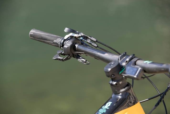 Schickes Detail: Die Kabel für die Di2-Steuerung verschwinden im Lenker.