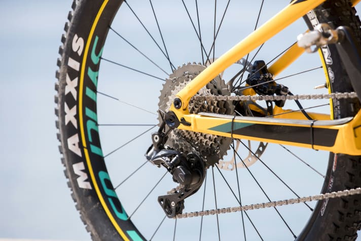 Mehr Integration geht kaum: Die Gangwahl der Shimano XT-Schaltung wird zusammen mit den Motordaten im Di2-Display angezeigt. Die Kabel verbergen sich komplett im Rahmen.