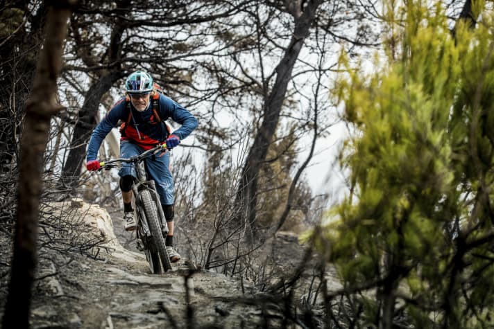 Holger Meyer jagt das E-Spark über die ligurischen Trails.