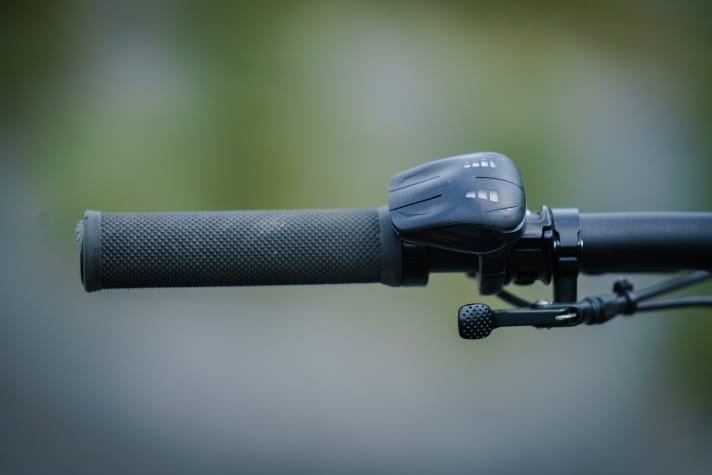   Über die Bedieneinheit lässt sich die Unterstützungsstufe wechseln. Außerdem zeigt sie den aktuell gewählten Modus sowie den Akkuladezustand an.