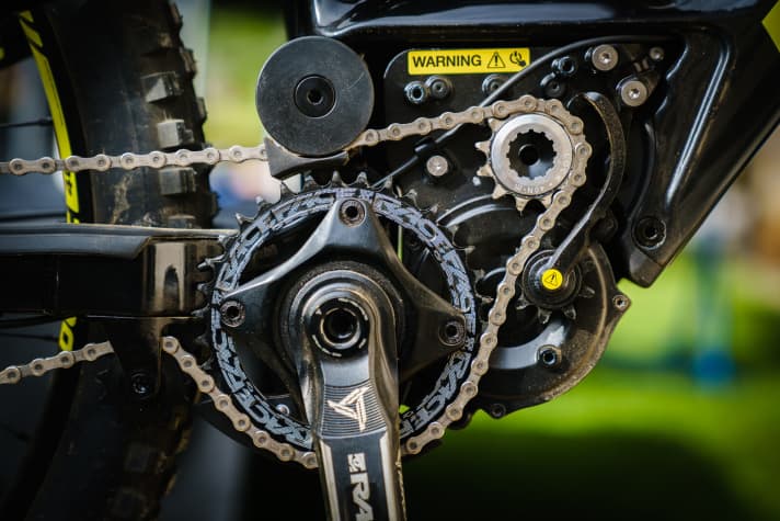   The sensor arm measures the chain tension. This allows the motor to adjust the support very sensitively.