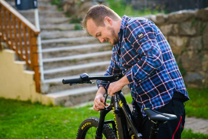   Alex Cogger, Product Manager at Rocky Mountain, setting up the new Altitude Powerplay.
