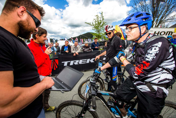   Vor dem Start werden die Transponder scharf gestellt und die Bikes auf Tuning untersucht.