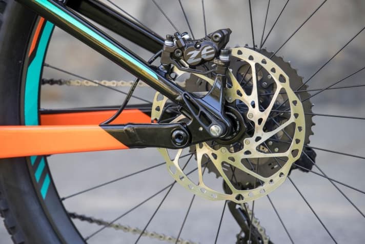   Der Geschwindigkeitssensor sitzt innen an der Hinterradachse, der Magnet auf dem Centerlock-Ring der Bremsscheibe.