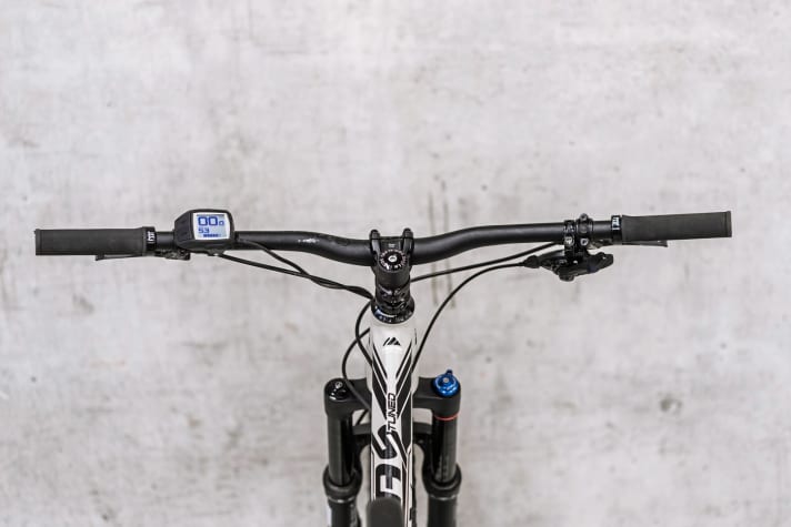    1 + 2 BOSCH: The new, small Purion handlebar display (photo 1) with integrated control unit sits well protected on the outside of the handlebar. The shortcoming is the operability of the shifting steps, which offer little feedback.