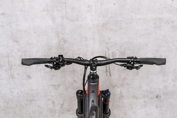    3 Mini display for BROSE: Brose's open electronics interface allows bike manufacturers to connect a wide variety of displays. Bulls and Rotwild use an extremely minimalist display. The display for the current speed and the selected support level glows under the toggle switch. This creates an extremely tidy look on the handlebars.