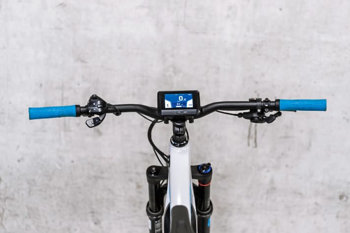    4 PANASONIC relies on a very large, well-equipped display. It sits prominently in the centre of the handlebars and provides a wealth of practical information, including watt measurement. It is controlled with the thumb via a control unit with vibration feedback at the end of the handlebars. However, handling is complex due to the large number of options and buttons.