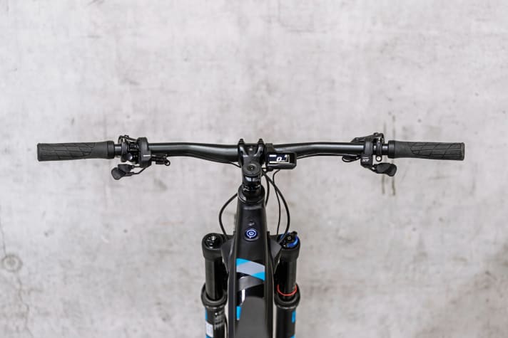    5 SHIMANO has understood the needs of mountain bikers. The display sits on the underside of the handlebars, optimally protected from falls and stone chips. The one-button operation is simple and offers setting options via Bluetooth. Shift levels and shift assist are activated via an extremely ergonomic lever that utilises the space freed up by the left shifter.