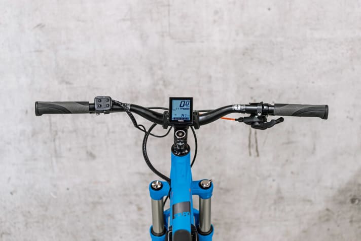    6 YAMAHA montiert ein klar strukturiertes Display. Es sitzt relativ exponiert in der Lenkermitte. Die drei Stufen des Antriebs schaltet eine kleine Bedien­einheit in Daumennähe. Außerdem befindet sich hier der Ein/Aus-Schalter und die Schiebehilfe. Das funktioniert grundsätzlich gut, allerdings geben die Knöpfe nach unserem Geschmack zu wenig Feedback. 