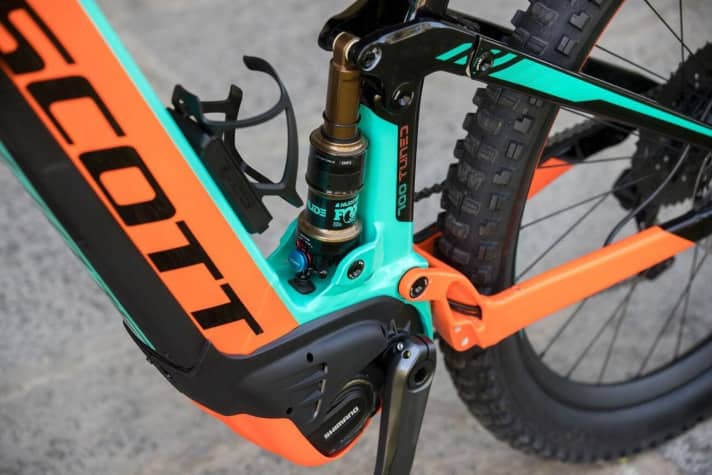   Durch die Integration des Akkus ins Unterrohr kann man einen Flaschenhalter montieren. Unten am Fox Nude-Dämpfer regelt der Zug der Twinloc-Fernbedienung die Fahrmodi am Federbein.