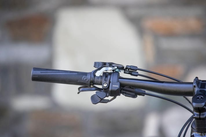   The Twinloc lever is integrated into the twist grip and the left Di2 shifter is used to change the support levels of the Shimano Steps E-8000 drivetrain.