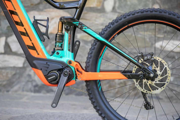   Drei Zentimeter kürzere Kettenstreben im Vergleich zum Vorgänger-Bike, das ist eine Welt. Vorne an der Kettenstrebe sieht man die zwei Gewinde für die Montage eines Seitenständers.