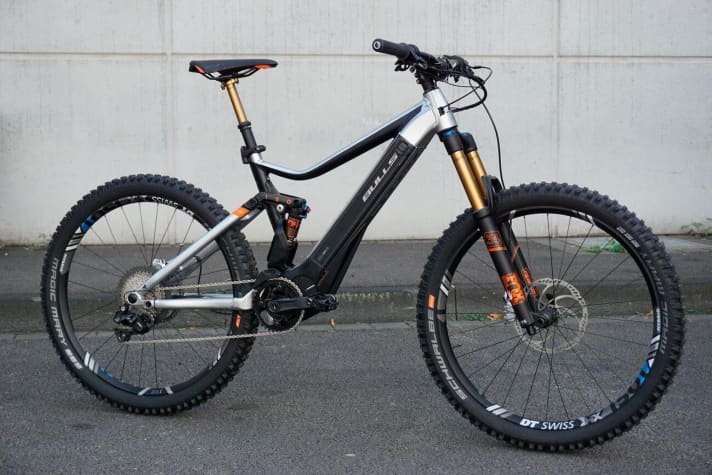   The Bulls E-Core Evo RS impresses with high-quality equipment at a fair price: for 6500 euros, it features a classy Fox Factory suspension system.