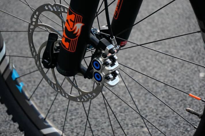   Powerful brakes are a must on an E-MTB: the powerful Magura MT Trail stops the E-Core Evo RS.