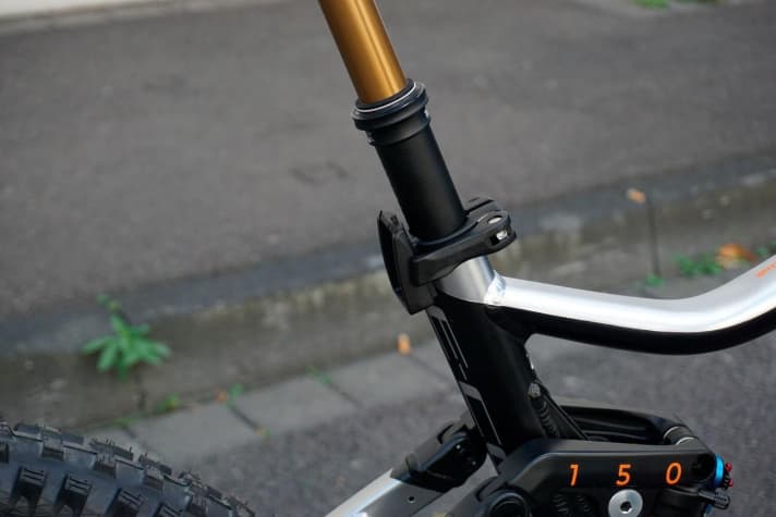   Auch an der Sattelklemme kann per Magnetverschluss ein Licht montiert werden.