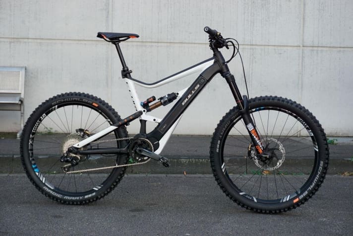   With its 180-millimetre suspension, the Bulls E-Core Evo EN is aimed at the gravity community, who like to leave it standing on the downhill.